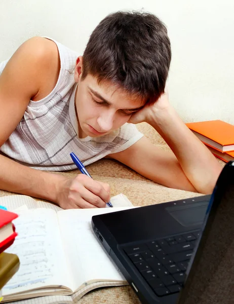 Teenager macht Hausaufgaben — Stockfoto