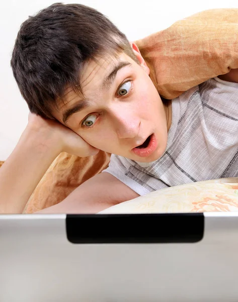 Verrast tiener met laptop — Stockfoto