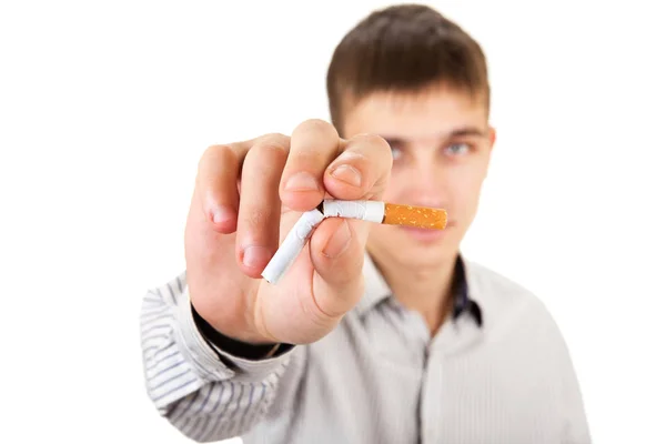 Молодой человек со сломанной сигаретой — стоковое фото
