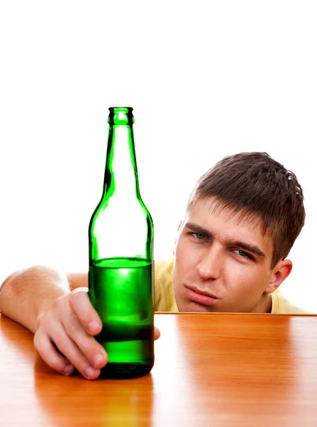 Fiatal férfi-egy sört — Stock Fotó