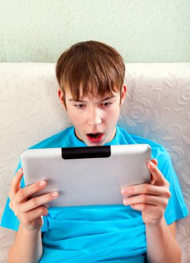 Sürpriz genç bir Tablet ile
