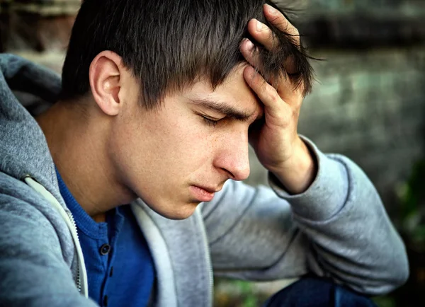 Triste joven hombre al aire libre — Foto de Stock