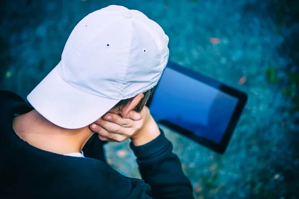Adolescent avec une tablette — Photo