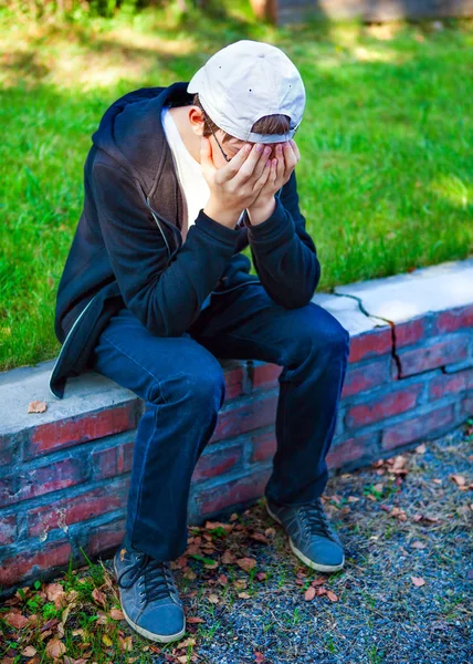 Ledsen tonåring utomhus — Stockfoto