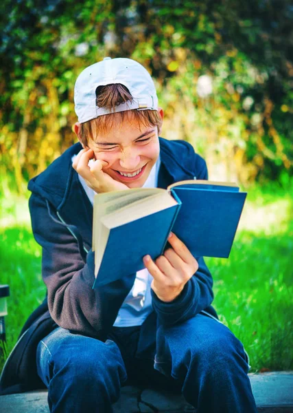 Adolescente com um livro — Fotografia de Stock