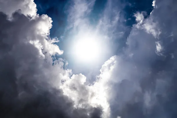 Cloud en zonlicht — Stockfoto
