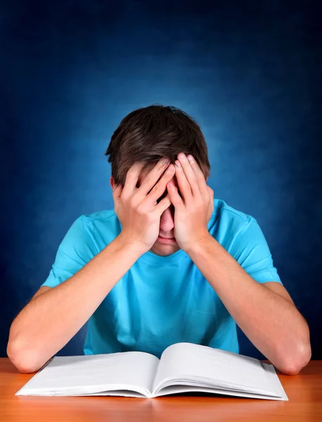Bir kitapla üzgün öğrenci — Stok fotoğraf