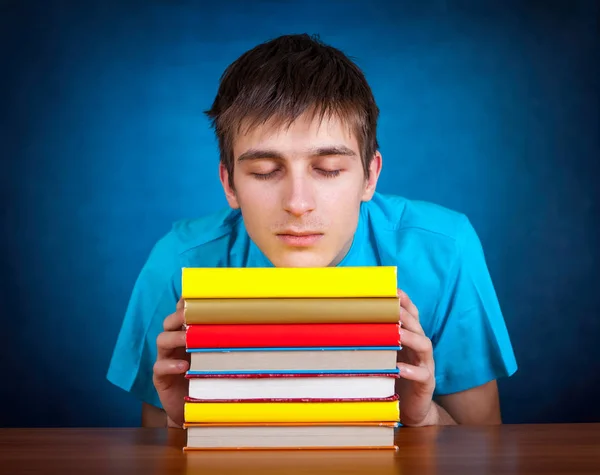 Уставший ученик с книгой — стоковое фото