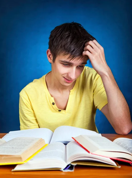 Étudiant fatigué avec un livre — Photo