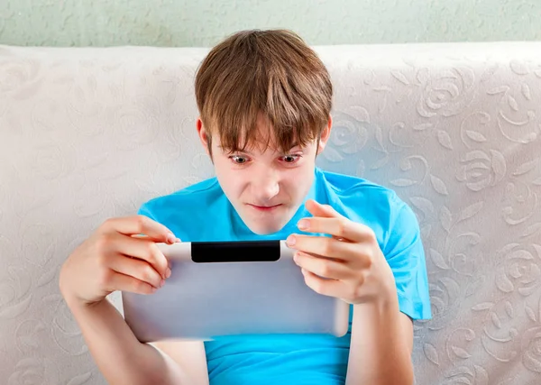 Rahatsız genç bir Tablet ile — Stok fotoğraf