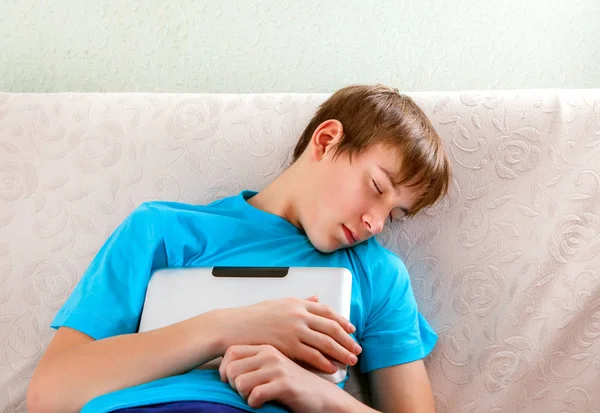 Teenager schlafen mit Tablette — Stockfoto