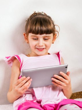 Tablet bilgisayar ile küçük kız