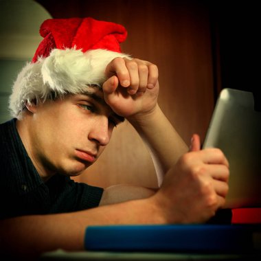 Genç adam bir Tablet ile yorgun