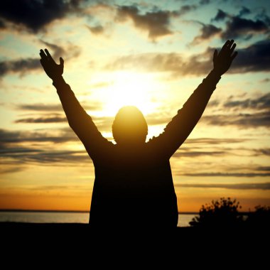 Gün batımında mutlu adam