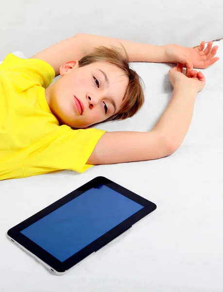 Cansado Kid com Tablet — Fotografia de Stock