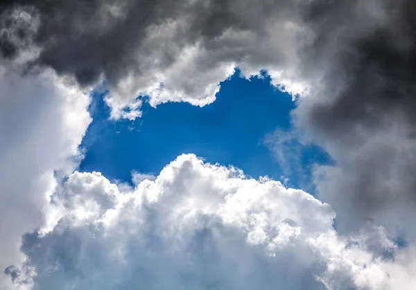 Nubes y cielo azul —  Fotos de Stock