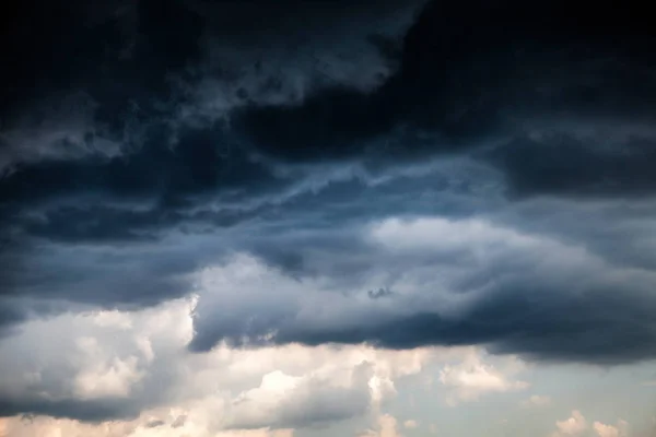 Sfondo di nuvole drammatiche — Foto Stock