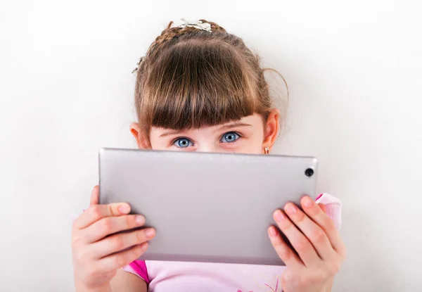 Klein meisje met Tablet PC — Stockfoto