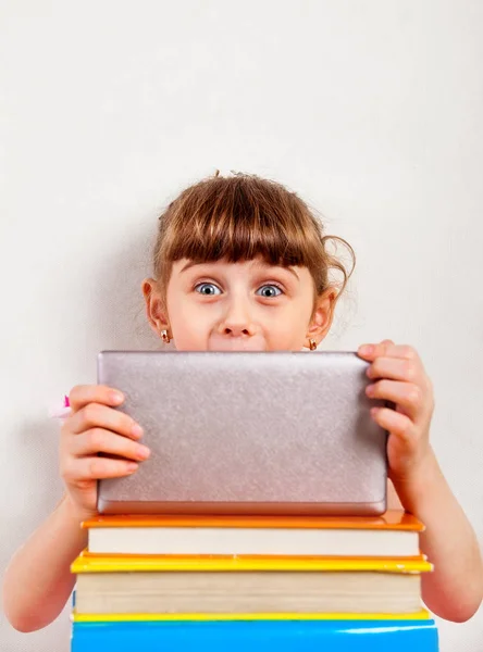 Malá dívka s tabletovým počítačem — Stock fotografie