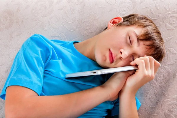 Adolescente dormire con una tavoletta — Foto Stock