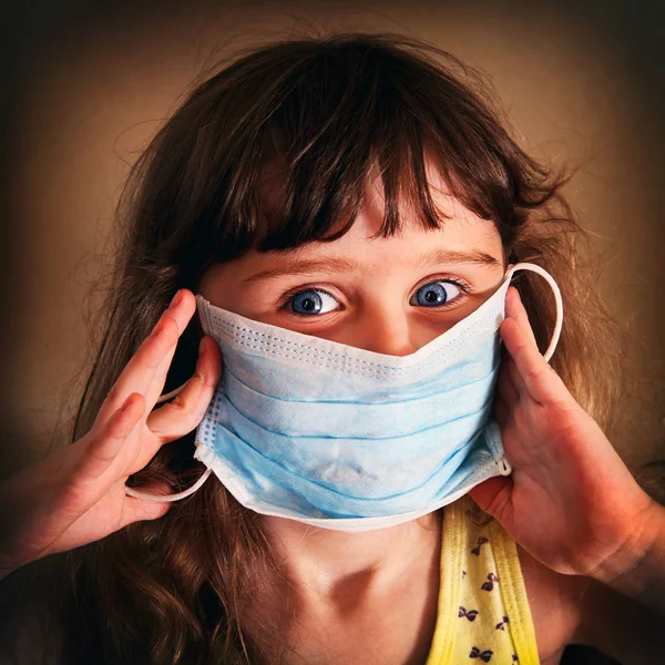 Petite fille dans le masque contre la grippe — Photo