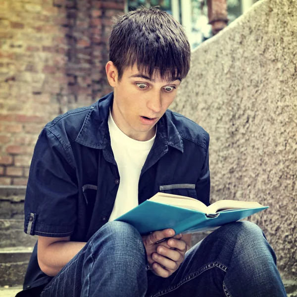 A tinédzser olvasott egy könyvet. — Stock Fotó