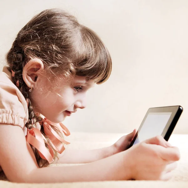 Mała dziewczynka z komputera typu Tablet — Zdjęcie stockowe