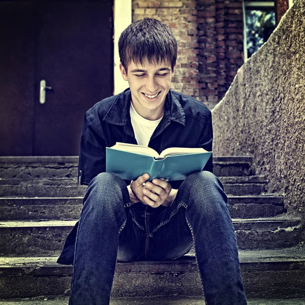 Teenager leggere un libro — Foto Stock