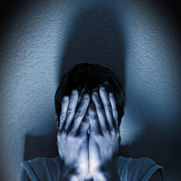 Pessoa triste em uma escuridão — Fotografia de Stock