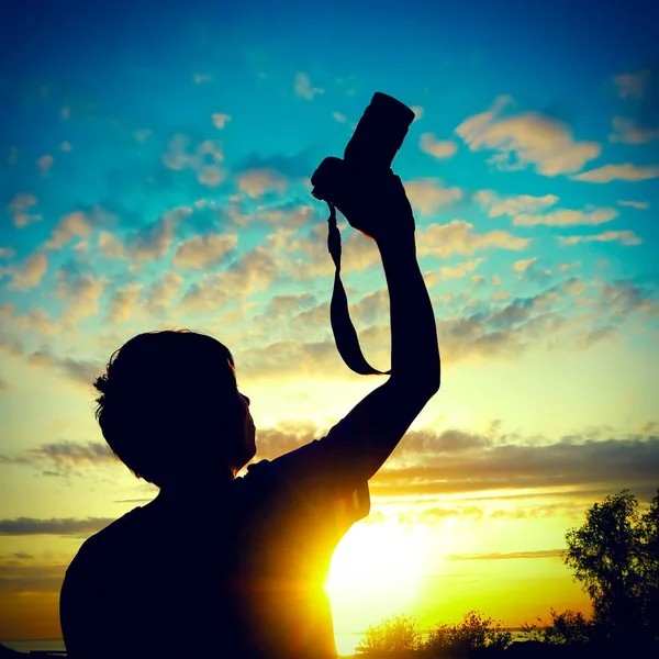 Hombre con una cámara al aire libre —  Fotos de Stock