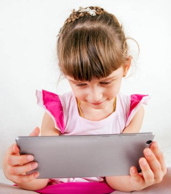 tablet ile küçük kız