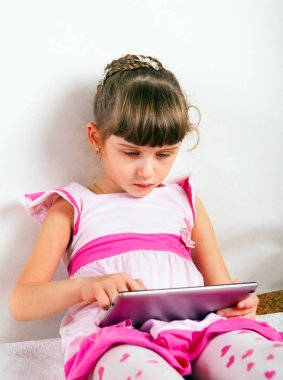 tablet ile küçük kız