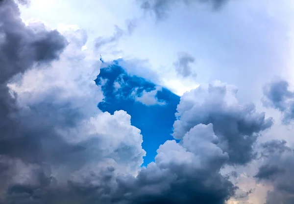 Nori și cer albastru — Fotografie, imagine de stoc
