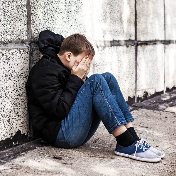 Smutný teenager venkovní — Stock fotografie