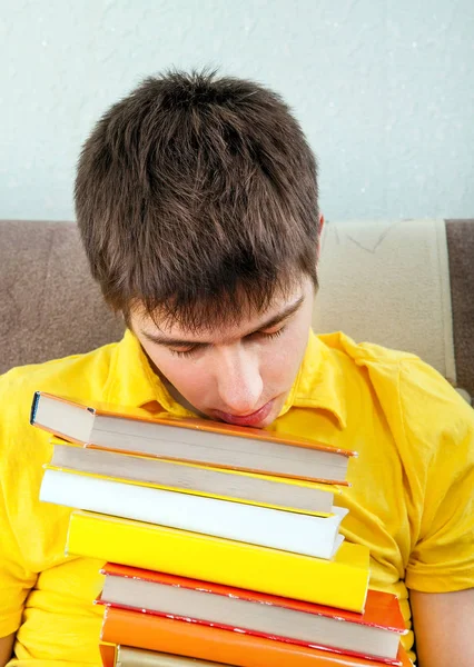 Unavený, mladý muž s knihami — Stock fotografie