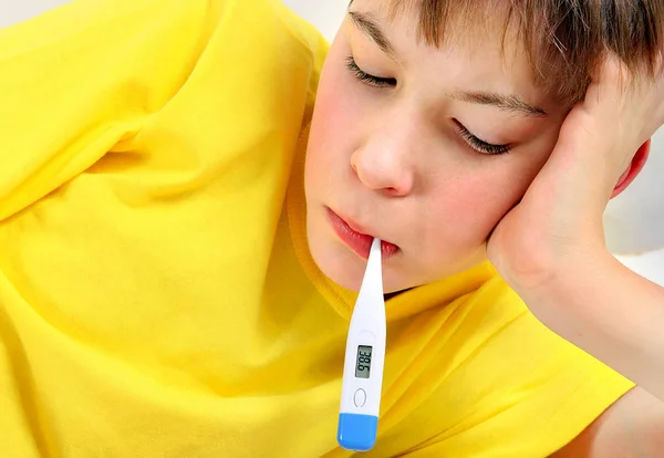 Niño enfermo con termómetro — Foto de Stock