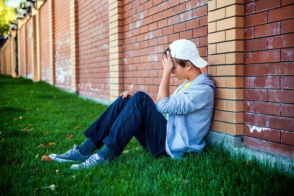 Triste adolescente all'aperto — Foto Stock