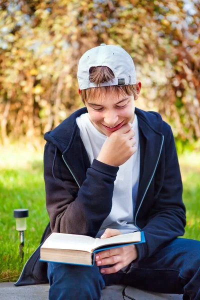 Підліток з книгою — стокове фото