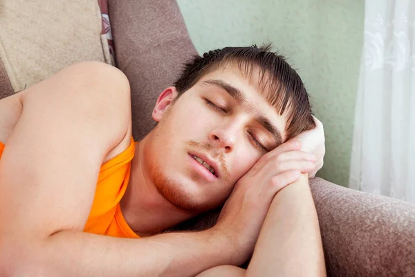 Молодой человек спит — стоковое фото