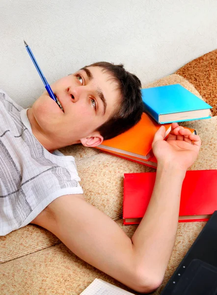 Estudante Cansado com Livros — Fotografia de Stock