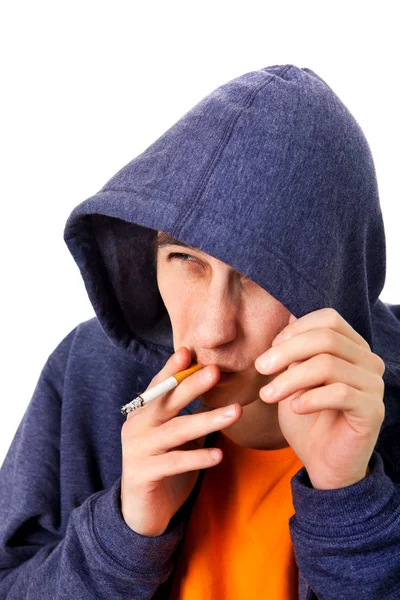 Ung man med cigarett — Stockfoto
