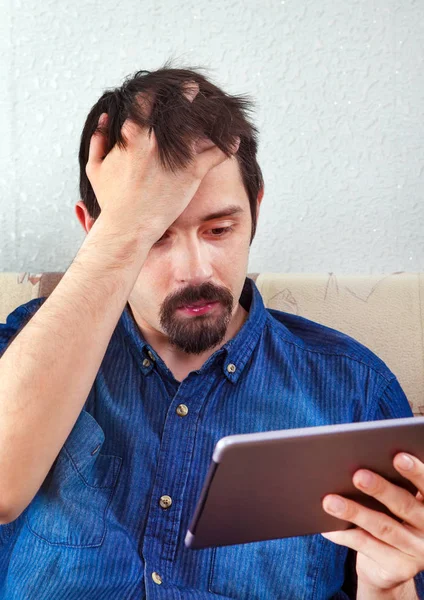 Man met tabletcomputer — Stockfoto