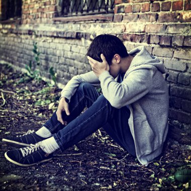 üzgün bir genç adam açık