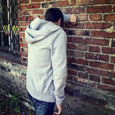 üzgün bir genç adam açık