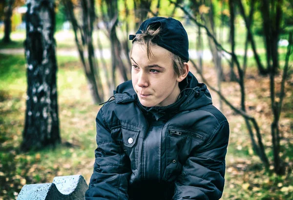 Triste adolescente al aire libre — Foto de Stock