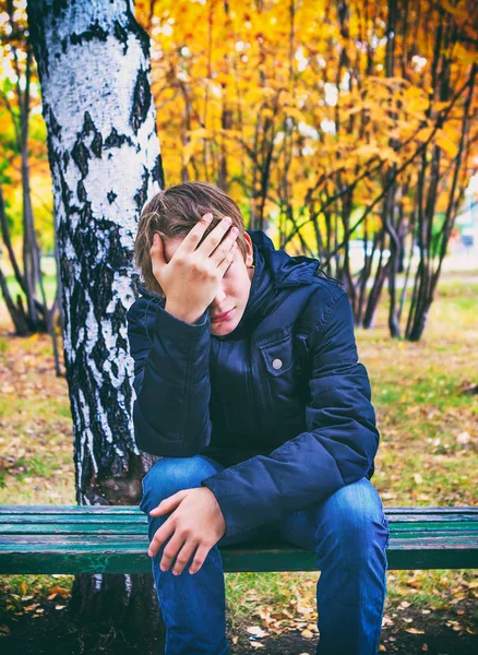 Triste adolescente ao ar livre — Fotografia de Stock