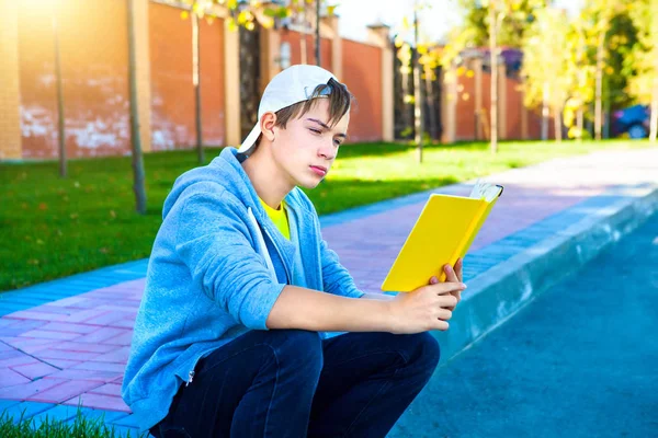 Adolescente ler um livro — Fotografia de Stock