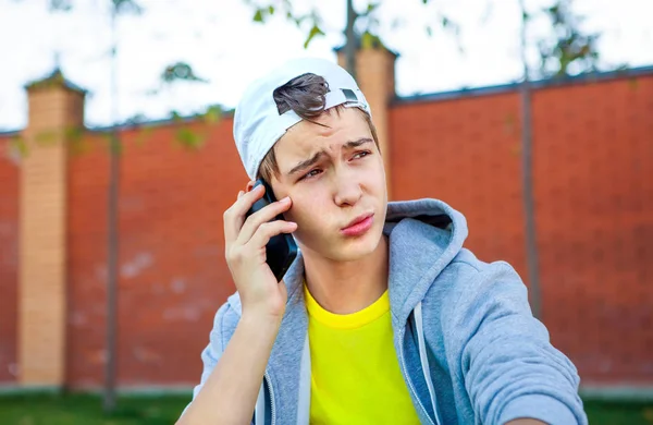 Tiener met een telefoon — Stockfoto
