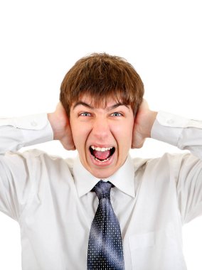 Adam kulaklarını kapatıyor.