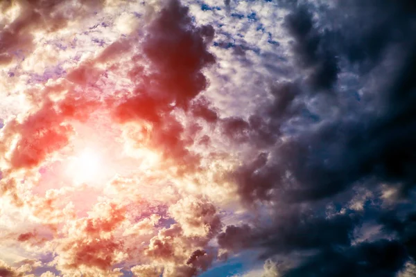 Хмарний пейзаж з сонячним світлом — стокове фото